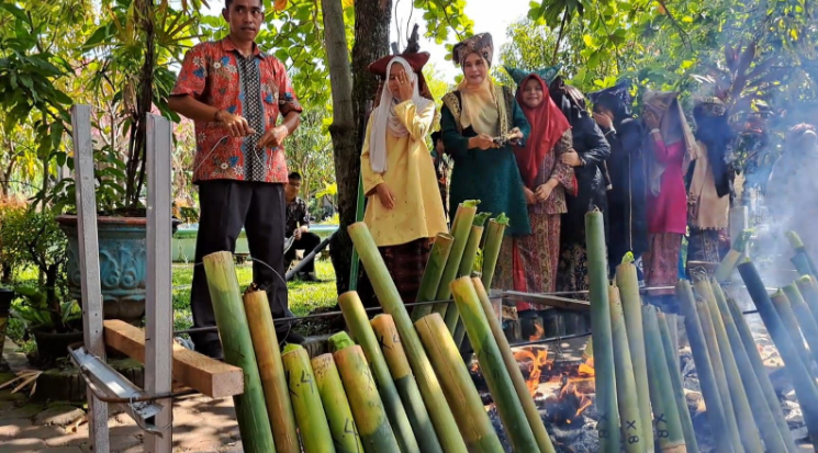 8 Tradisi Menyambut Ramadan di Indonesia 8 Malamang